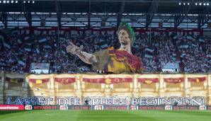 "Lasset die Spiele beginnen": Beim ersten Heimspiel der Saison 2019/20 bedienten sich die Augsburg-Fans des berühmten römischen Ausspruchs: "ludi incipant", der Startschuss für blutige Gladiatorenkämpfe. Etwas martialisch, aber gut sah es trotzdem aus.
