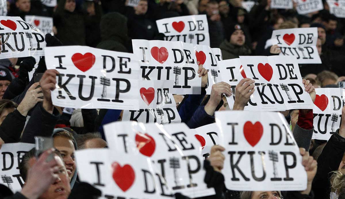 Das legendäre Feyenoord-Stadion verdankt seinen Namen seiner Form: De Kuip bedeutet übersetzt "die Badewanne". An diesem Sonntag jährt sich das erste Spiel zum 85. Mal. Am 27. März 1937 bezwang Feyenoord Beerschot im Eröffnungsspiel mit 5:2.
