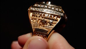 R wie Ring: Jeder Champion bekommt traditionell einen Super-Bowl-Ring - und der hat es in sich. Das Siegerteam erhält 125 Ringe zu je 5.000 Dollar. Die Verlierer-Ringe kosten etwa halb so viel - aber wer will die schon tragen?
