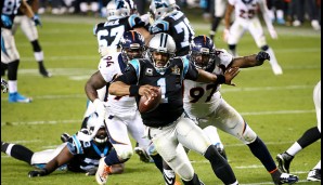 Ein Sinnbild des gebrauchten Abends: Cam Newton wird von zwei Broncos gejagt. Gleich 13 Hits musste "Superman" einstecken