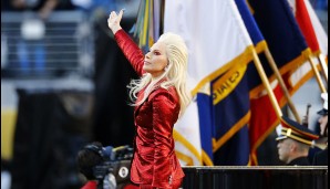 Lady Gaga überraschte im relativ normalen Outfit - sieht man mal von den Wimpern ab - und ließ sich bei der Nationalhymne knapp über 2:20 Minuten Zeit für die Hymne...