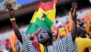 Dieser Fan der ghanaischen Nationalmannschaft beschwört höhere Mächte. Wem die Haarpracht in seiner rechten Hand gehörte ist nicht überliefert