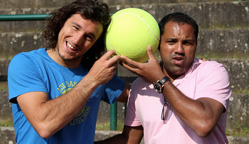 Ailton war eigentlich immer für einen gepflegen Flachs zu haben: Hier albert er mit dem Tennisspieler Juan Monaco (ARG) herum