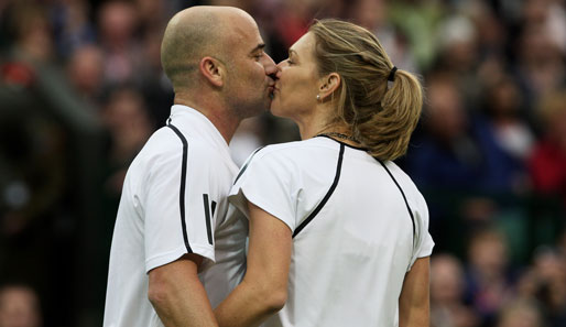 Traumpaar auch abseits des Tenniszirkus: Endlich kann Agassi, mittlerweile gereift und geläutert, das Herz seiner Steffi erobern. 2001 heiratet er die Tennis-Göttin, das Paar bekommt zwei Kinder.