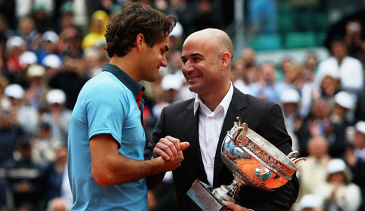 Aber Agassi bleibt dem Tennissport in diversen Funktionen erhalten. Hier überreicht er Roger Federer den Siegerpokal der French Open 2009. Wie Agassi zuvor hat der damit alle vier Grand Slams gewonnen.