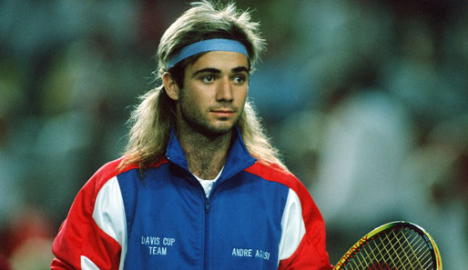 Dackelblick und blondierte Mähne: Andre Agassi 1989 beim Davis Cup in München. Kein Wunder, dass ihm die Herzen der weiblichen Tennis-Fans zufliegen.