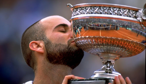 1999 gewinnt er die French Open in Paris und krönt sein Comeback. Gleichzeitig hat er damit alle vier Grand Slams mindestens einmal gewonnen - ein Meisterstück!