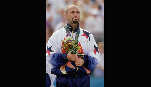 Bei den Olympischen Spielen 1996 in Atlanta gewinnt Agassi die Goldmedaille. Beim Heimspiel kommen Emotionen hoch.