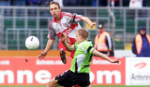 Anschließend spielte er sich auch beim VfB Stuttgart ins Blickfeld. Im Jahr 2000 schaffte Hinkel den Sprung in die Profimannschaft...