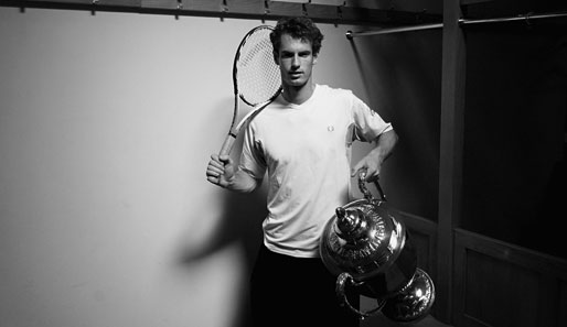 Andy Murray mit dem Pokal nach seinem Sieg in Queens