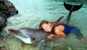 Mit Delphinen kuscheln stand ihr ebenso gut wie ...