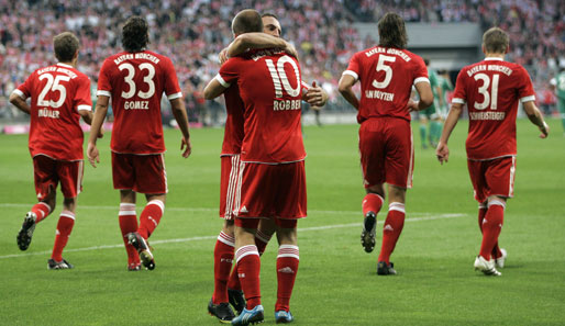 Was für ein Einstand! In seinem ersten 45-Minuten-Einsatz für die Bayern gelingt Robben (M.) ein Doppelpack. Sogleich schwärmt ganz München von "Robbery"