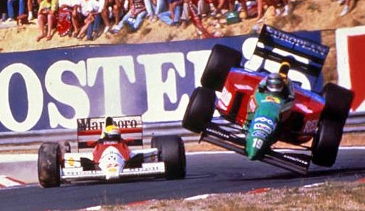 1988 ging Senna zu McLaren-Honda. Auch wenn es ab und zu krachte, wie hier mit Alessandro Nannini. Senna wurde 1988, 1990 und 1991 Weltrmeister.