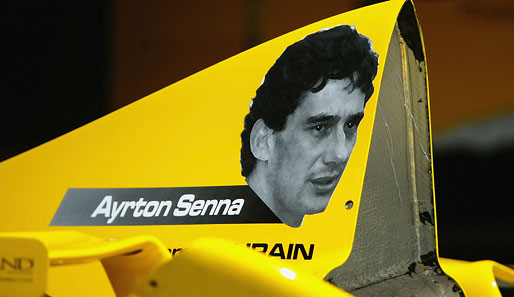 Damals im Jahr 2004 ehrte Jordan Senna durch eine spezielle Lackierung der Autos.