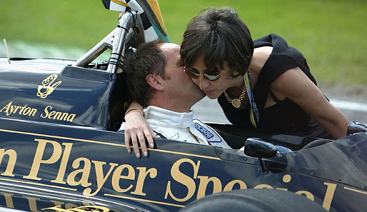Küsschen von Berger für Ayrton Sennas Schwester Viviane.