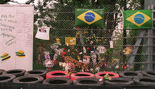 Doch anstatt sportlichem Erfolg blieb nur grenzenlose Trauer. Seine brasilianischen Fans errichteten Senna an der Unfallstelle einen Schrein.