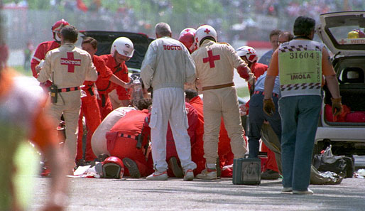 Die Ärzte versuchten noch, Senna wiederzubeleben, aber für den 34-Jährigen kam jede Hilfe zu spät. Ein Aufhängungsteil hatte sich durch seinen Helm gebohrt.