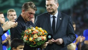 Sein Abschiedsspiel feiert er am 31. August gegen Finnland. Schweinsteiger ist bei der Verabschiedung sichtlich gerührt und vergießt Tränen