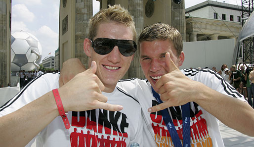 Das Sommermärchen! Bastian Schweinsteiger und Lukas Podolski werden von den Fans nach der WM 2006 begeistert am Brandenburger Tor empfangen