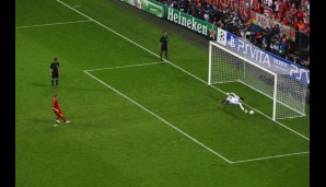 Bayern ist haushoch überlegen, doch Chelsea mauert sich ins Elfmeterschießen. Schweinsteiger scheitert an Petr Cech, die Blues triumphieren in München