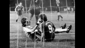 1987 im Supercup der Skandal schlechthin: "Kobra" Wegmann stochert den Ball für den FCB über die Linie, da dreht Keeper Uli Stein komplett durch - und verpasst dem Stürmer einen astreinen rechten Haken. Dieser Blackout kostet ihn den Job