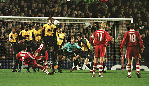 07.12.2000 - FC ARSENAL - Zwischenrunde, Hinspiel: 2:2 - Im Highbury zirkelte damals Mehmet Scholl einen Freistoß zum 2:2-Ausgleich ins Netz. Ein wichtiger Treffer auf dem Weg ins Finale