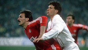 Das erste CL-Spiel bestritten die beiden Teams in der Saison 1989/90. Jürgen Kohler und (l.) und Marco van Basten duellierten sich vor und nach dem Duell noch des Öfteren