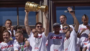 Manuel Neuer durfte freilich auch den Pokal in die Höhe reißen
