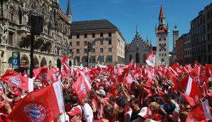 Mehrere tausend Fans auf dem Marienplatz zeigten sich begeistert und feierten ihre Mannschaft