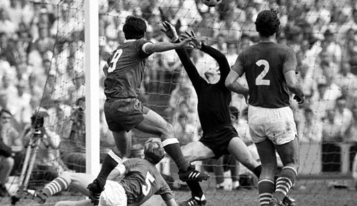 Das erste von zwei Aufeinandertreffen im Finale des DFB-Pokals: 1969 markierte Gerd Müller das entscheidende Tor zum 2:1-Sieg der Bayern