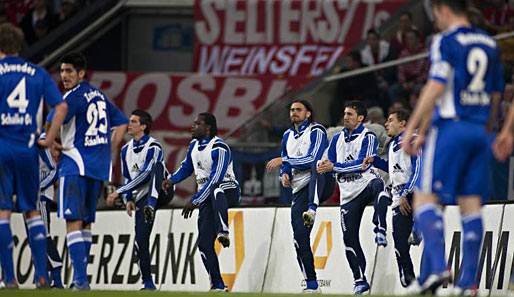 DFB-Pokal-Halbfinale 2010: Die Schalker Reservisten liefen sich in wunderbarer Eintracht warm, aber ...
