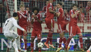 ...und im Rückspiel kommt's noch dicker. Real gewinnt in München mit 4:0, hier düpiert Ronaldo die Bayern-Mauer beim Freistoß