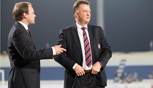 Worüber die beiden sich wohl unterhalten? Christian Nerlinger und Louis van Gaal diskutieren im Stadion kurz vor dem Anpfiff