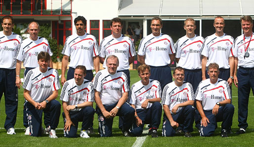 Louis van Gaal (r.) mit seinem Trainer- und Betreuerstab. Insgesamt umfasst das Team 14 Personen
