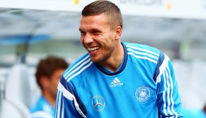 Lukas Podolski zu Joachim Löws Hosen-Griff: "80 Prozent von Euch - und ich - kraulen sich auch mal an den Eiern."