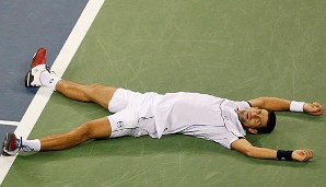 SEPTEMBER: Novak Djokovic schafft den dritten Streich. Von Rückenschmerzen gepeinigt, kämpft er im Finale der US Open Rafael Nadal nieder