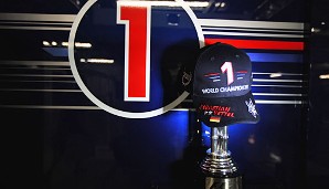 OKTOBER: Sebastian Vettel krönt eine dominante Formel-1-Saison und wird schon beim Japan-GP zum zweiten Mal Weltmeister