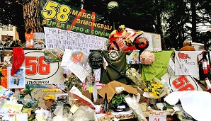 OKTOBER: In Italien trauern die Motorrad-Fans um Marco Simoncelli, der bei einem Sturz in Malaysia ums Leben gekommen ist