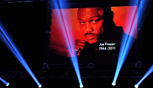 NOVEMBER: Es folgen leider weitere traurige Nachrichten. Box-Legende Joe Frazier erliegt einem Krebsleiden. Er hat gegen Muhammad Ali Boxgeschichte geschrieben