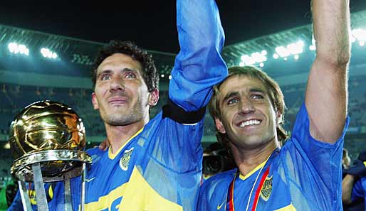 Mit einem 3:1 nach Elfmeterschießen holte Boca 2003 den Weltpokal mit einem Sieg über den AC Milan. Alfredo Raul Cascini (r.) und Diego Cagna bejubeln den Triumph