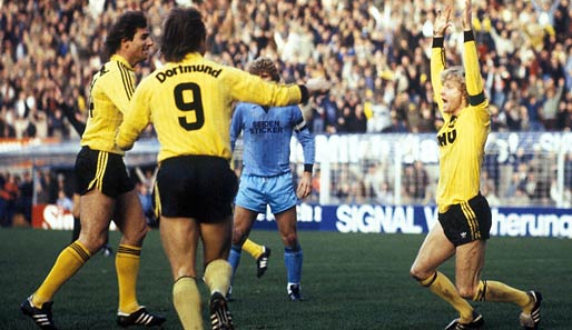 Drei Jahre nach der höchsten Niederlage folgt der höchste Sieg: Bielefed wird 1981 mit 11:1 geschlagen. Manni Burgsmüller (r.) trifft dabei fünfmal