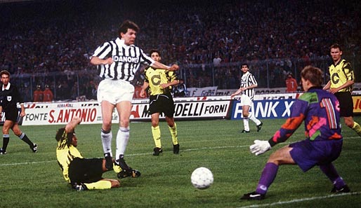 Aber noch gibt es nichts zu feiern: 1993 scheitert Dortmund im UEFA-Cup-Finale an Juventus (1:3, 0:3) mit Andy Möller - der auch noch selbst trifft