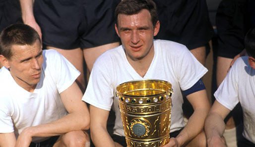 Der erste große Erfolg nach Einführung der Bundesliga war der DFB-Pokal-Sieg 1965. Aki Schmidt mit dem Pott und daneben Timo Konietzka, der das erste BL-Tor überhaupt schoss