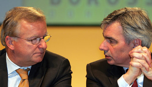 Im Frühjahr 2004 der Schock: Die Finanzjongleure Gerd Niebaum (l.) und Michael Meier haben den BVB in 120 Mio. Euro Schulden gewirtschaftet