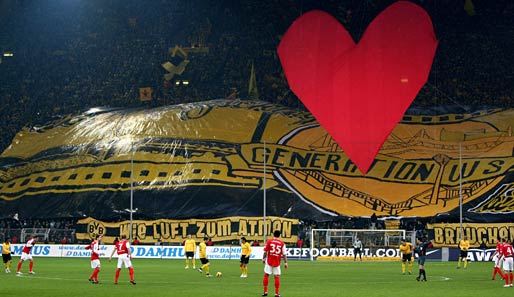 Auf die eigenen Fans dagegen kann sich Dortmund immer verlassen. Auf die Südtribüne passen 30.000 - Rekord in Europa