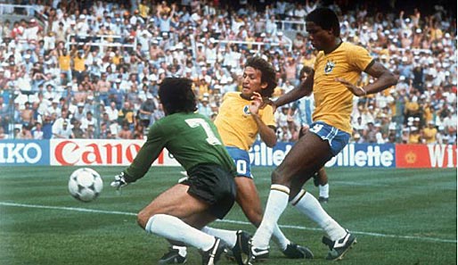 Der weiße Pele: Zico erzielt das 1:0 für Brasilien bei der WM 82. Das Spiel in der Zwischenrunde endet 3:1. Brasilien scheitert erst am späteren Weltmeister Italien