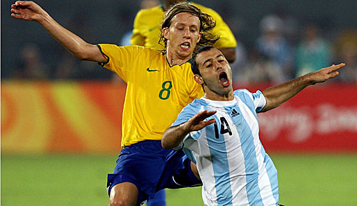 Lucas gegen den argentinischen Kapitän Javier Mascherano. Seit 2008 ist Diego Maradona, die legendäre Nummer Zehn, Trainer der Gauchos