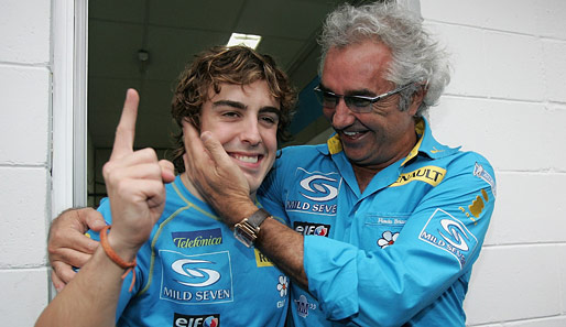 Auch erfolgreiche Rennfahrer können Spaß mit Briatore haben. Hier bekommt der junge Fernando Alonso eine Streicheleinheit seines Teamchefs