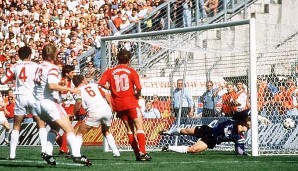 1992 wird der VfB Stuttgart der erste Gesamtdeutsche Meister. Guido Buchwald (Nr. 6) köpft in Leverkusen das entscheidende Tor