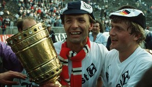 Der ewige Charly Körbel (l.), hier nach dem Gewinn des DFB-Pokals 1988, ist mit 602 Spielen Rekordhalter der Bundesliga